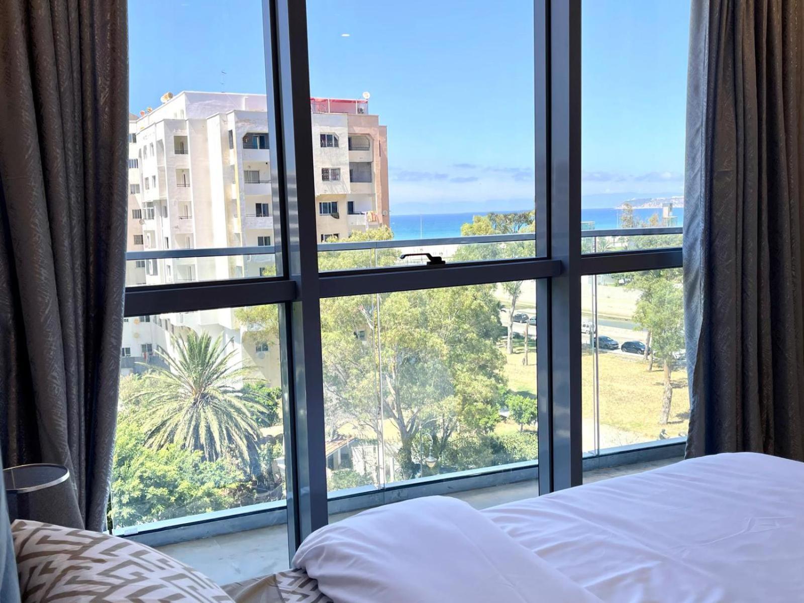 Modern Elegance With Sea Views In Central Tangier - Steps To Beach, Train And Attractions! Luaran gambar
